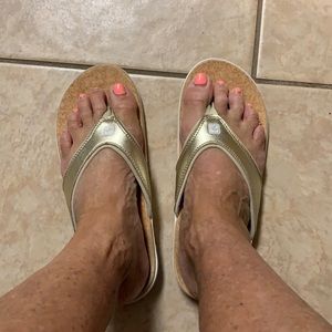 Spenco sz 9 Women gold strap Excellent condition Faux Cork footbed Rubber sole